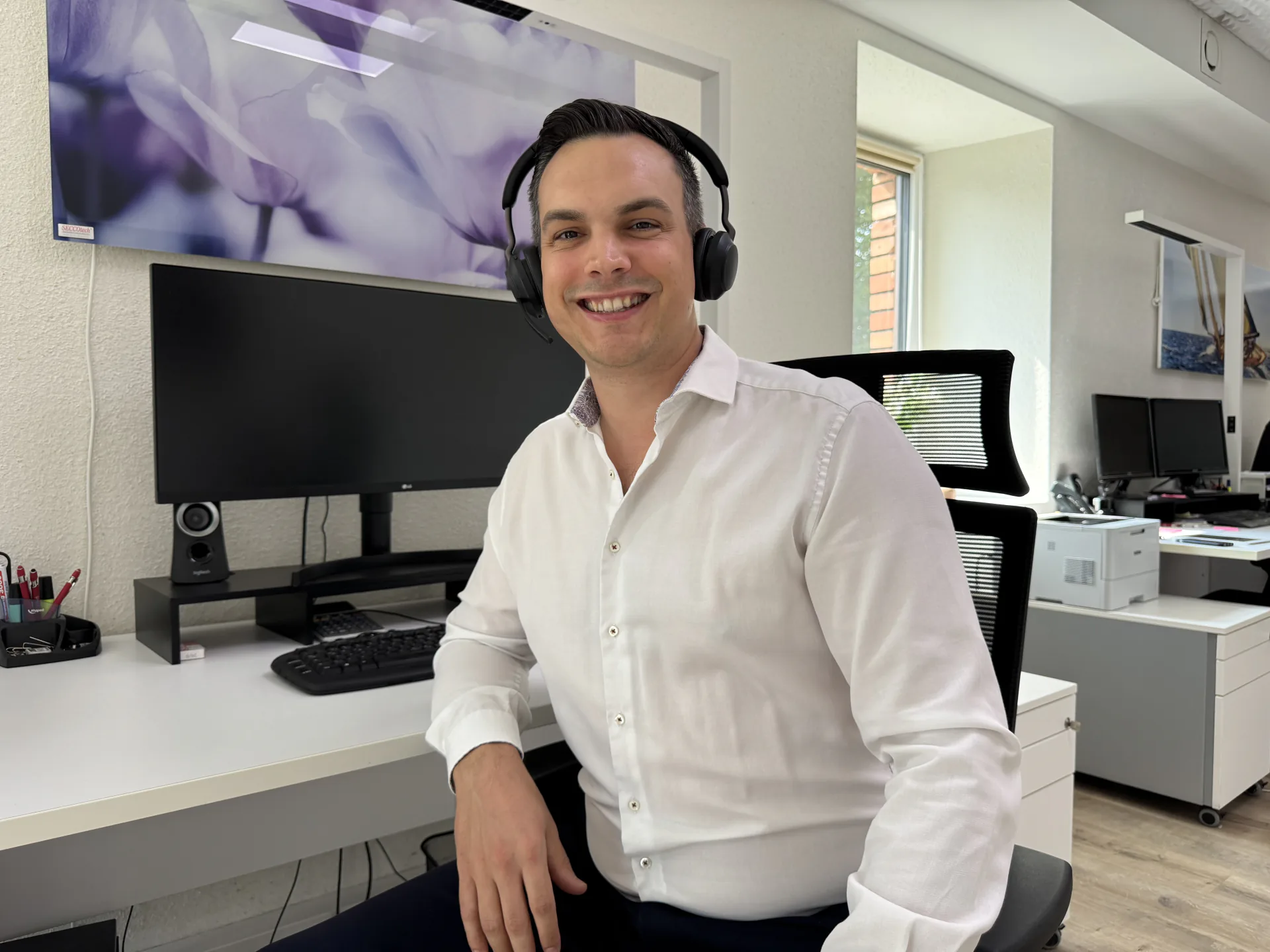 LISN-Mitarbeiter mit Headset an einem Telefonie-Arbeitsplatz im Büro in Lochau.