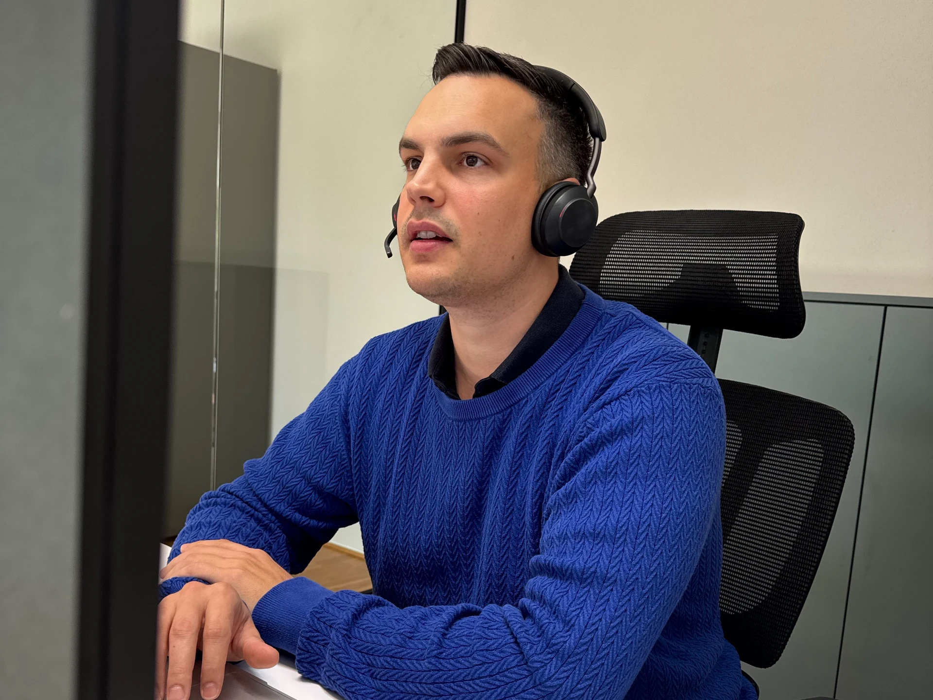LISN-Mitarbeiter mit Headset an einem Telefonie-Arbeitsplatz im Büro in Lochau.