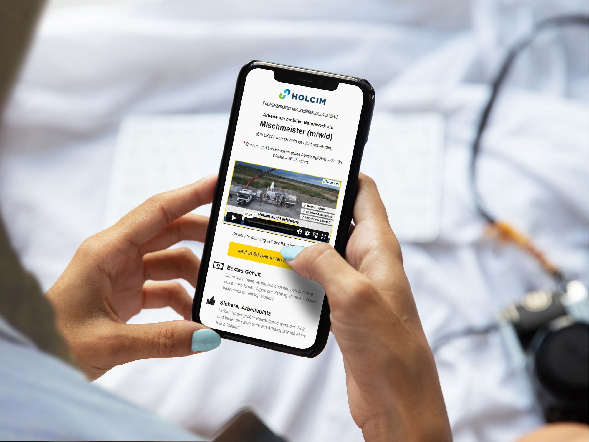 Smartphone mit einer mobil optimierten Stellenanzeige