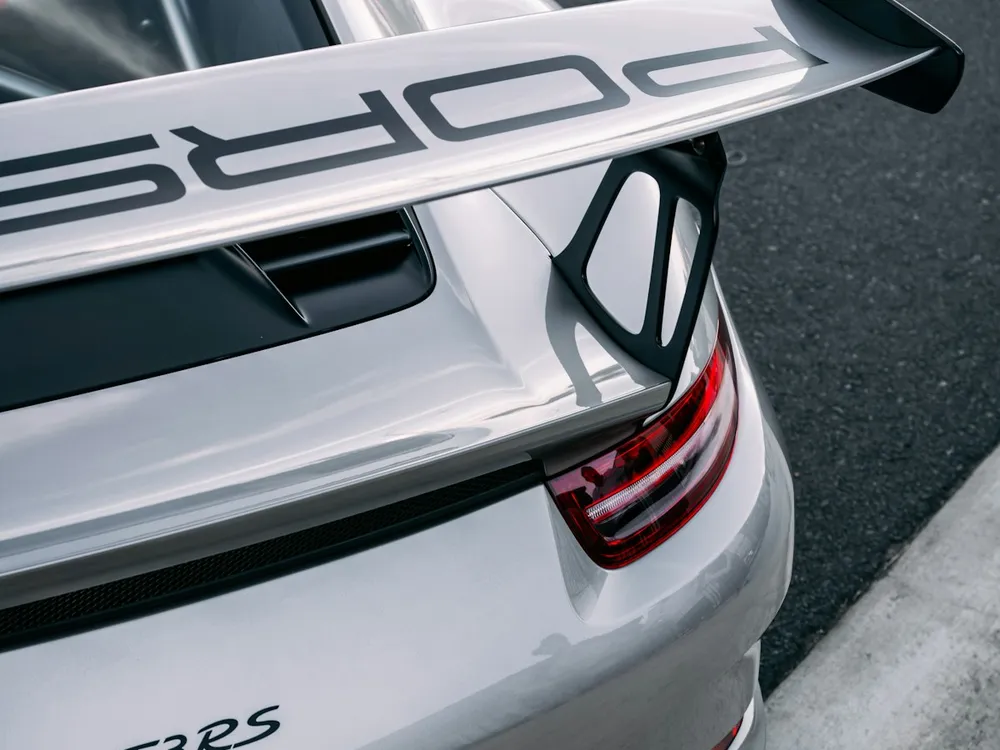 Heckflügel eines Porsche 911 GT3 RS an einer Rennstrecke