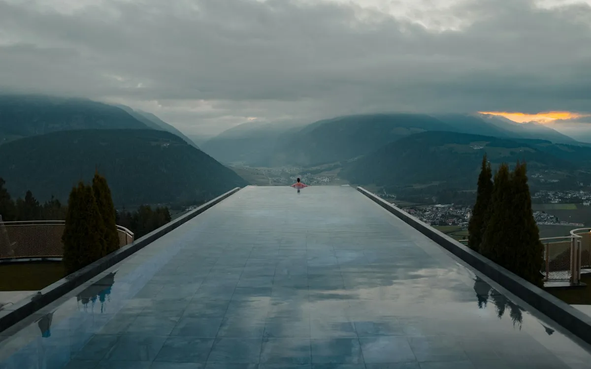 Infinity-Pool eines Wellnesshotels mit Blick auf die Berge