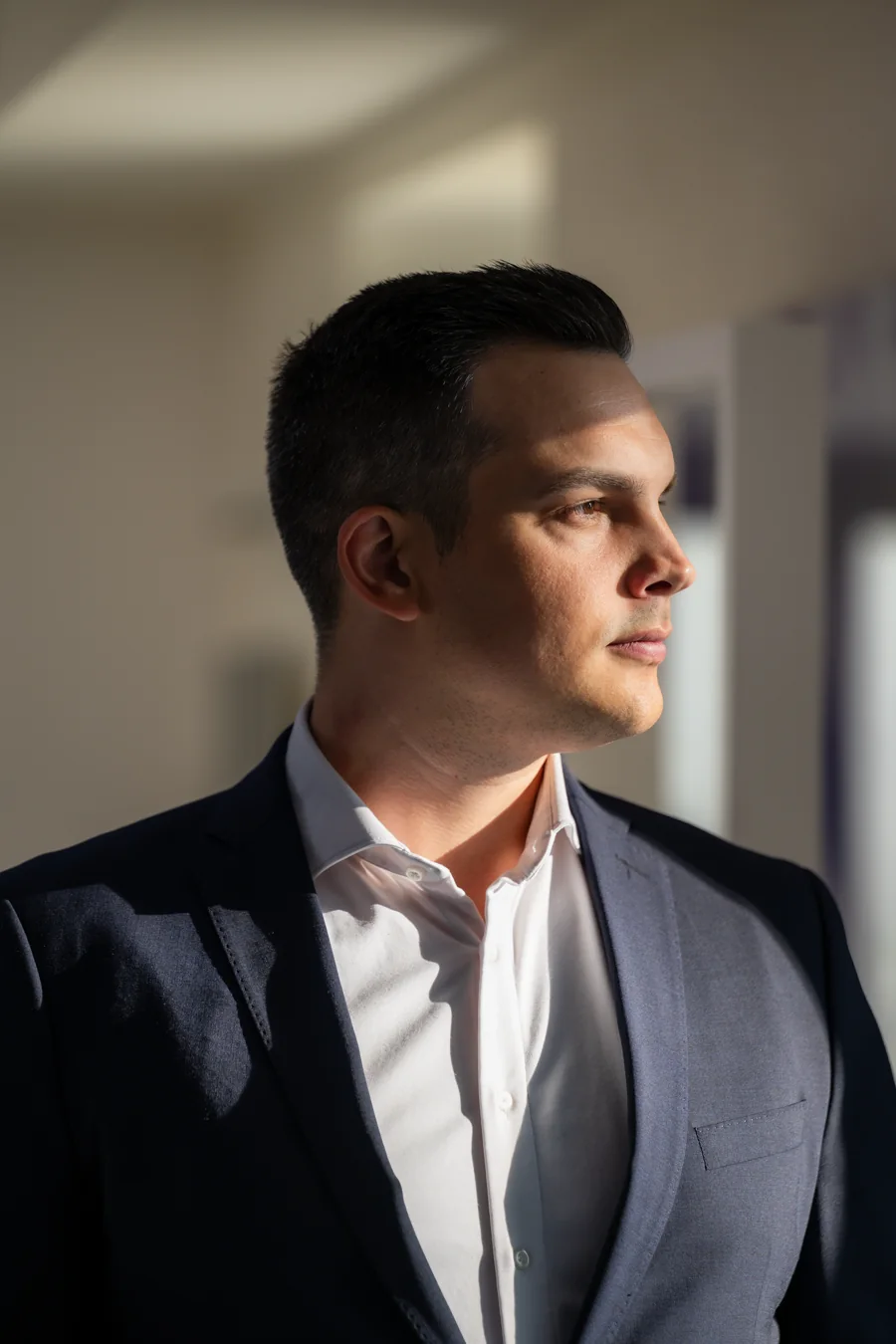 Julien Schürer im Gesprächs- und Beratungsumfeld.